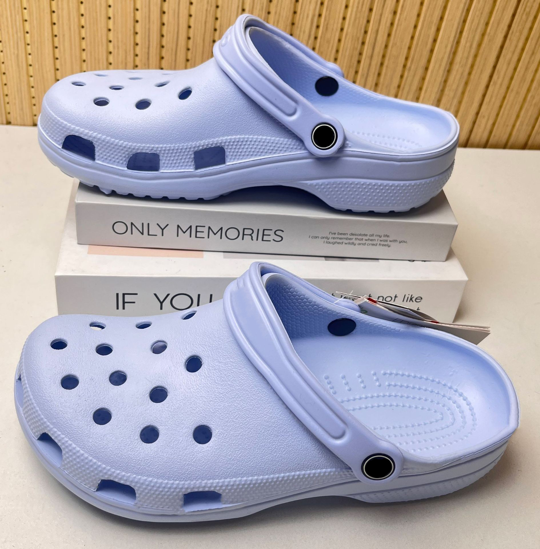 Marked star [light blue]