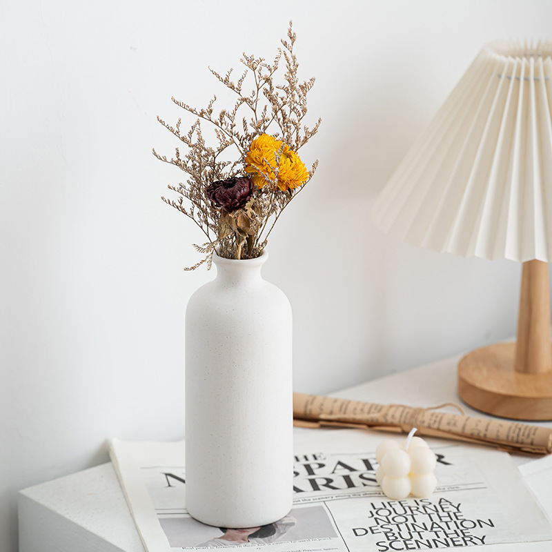 アマゾンの陶磁器の小さな花瓶の置物は現代的でシンプルな工芸品です。|undefined