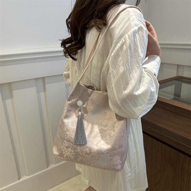 Nueva bolsa bordada de estilo chino de gran capacidad para mujeres 2024 nueva bolsa de hombro de viaje de verano