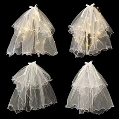 ネットの赤い発光のベールは明かりの2層の蓬蓬の蝶結びの真珠のベールの夜市の露店の商品の供給源の幼稚園の贈り物を持ちます。