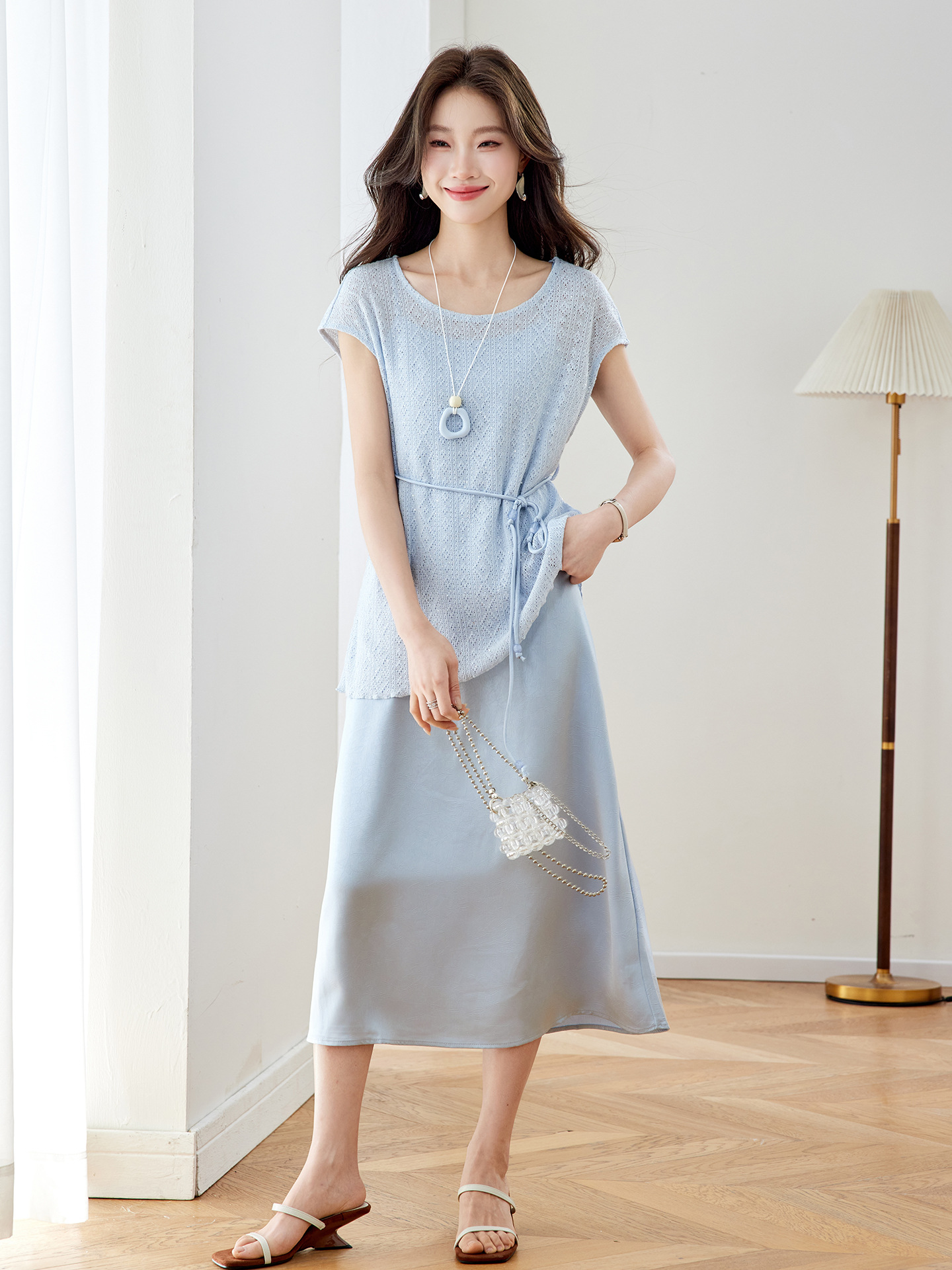 Bộ đầm maxi nữ hai mảnh gồm váy dài và áo khoác ngoài mỏng, phối dây mảnh, thiết kế suông nhẹ tôn dáng — xanh lam