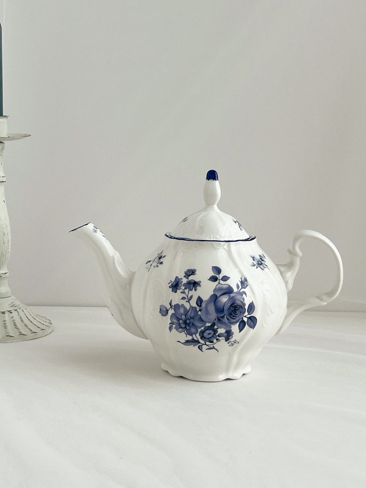 Retro white coffee pot, set, simple and elegant design