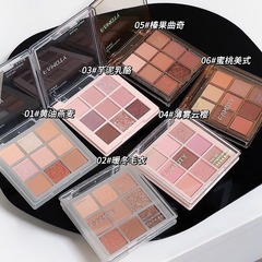 新商品の9色のハイライトのアイシャドーのディスクが爆発してきらきらと光っています。