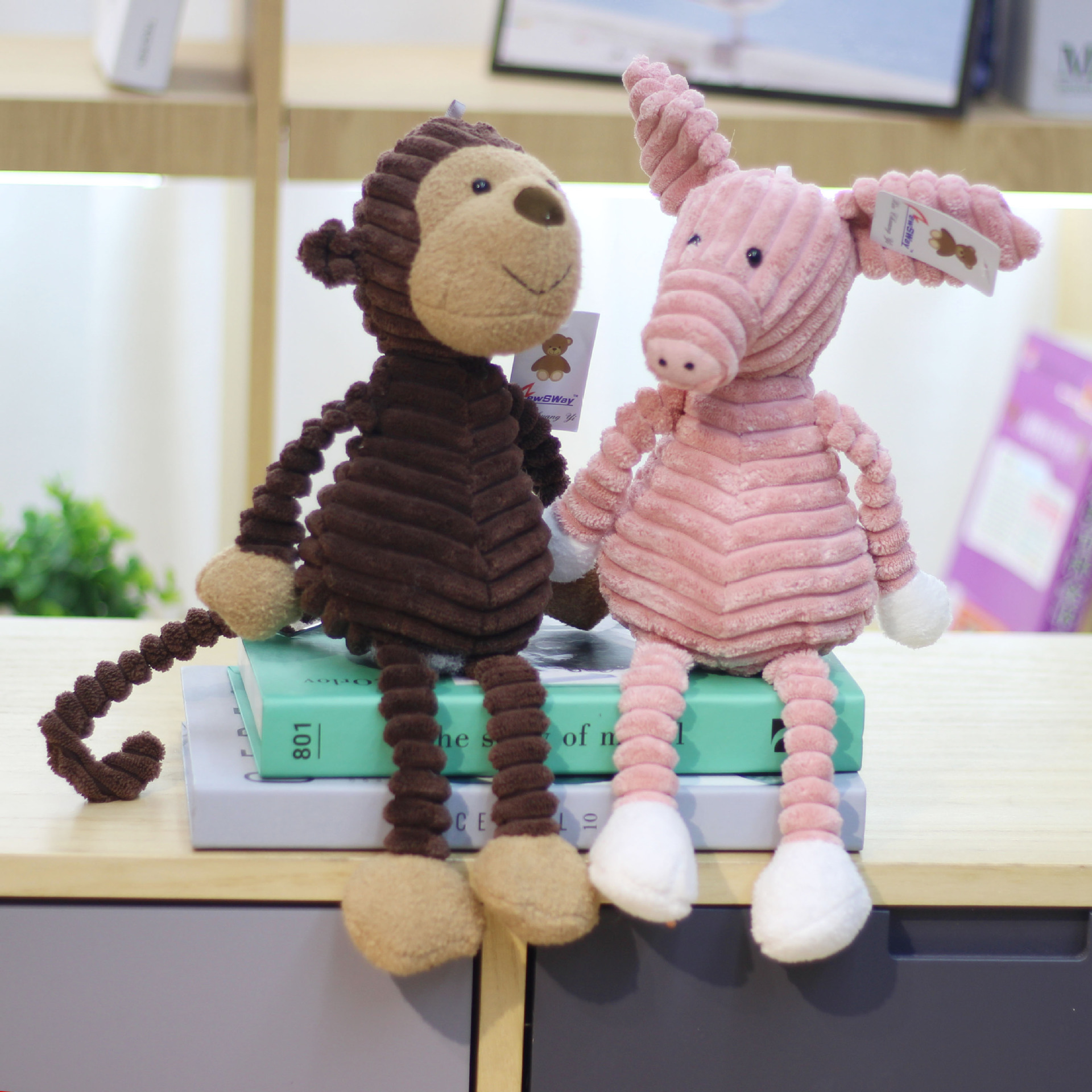 Fuente de la fábrica a rayas animal felpa muñeca de juguete creativo animal muñeca grab máquina muñeca al por mayor accesorios de ropa