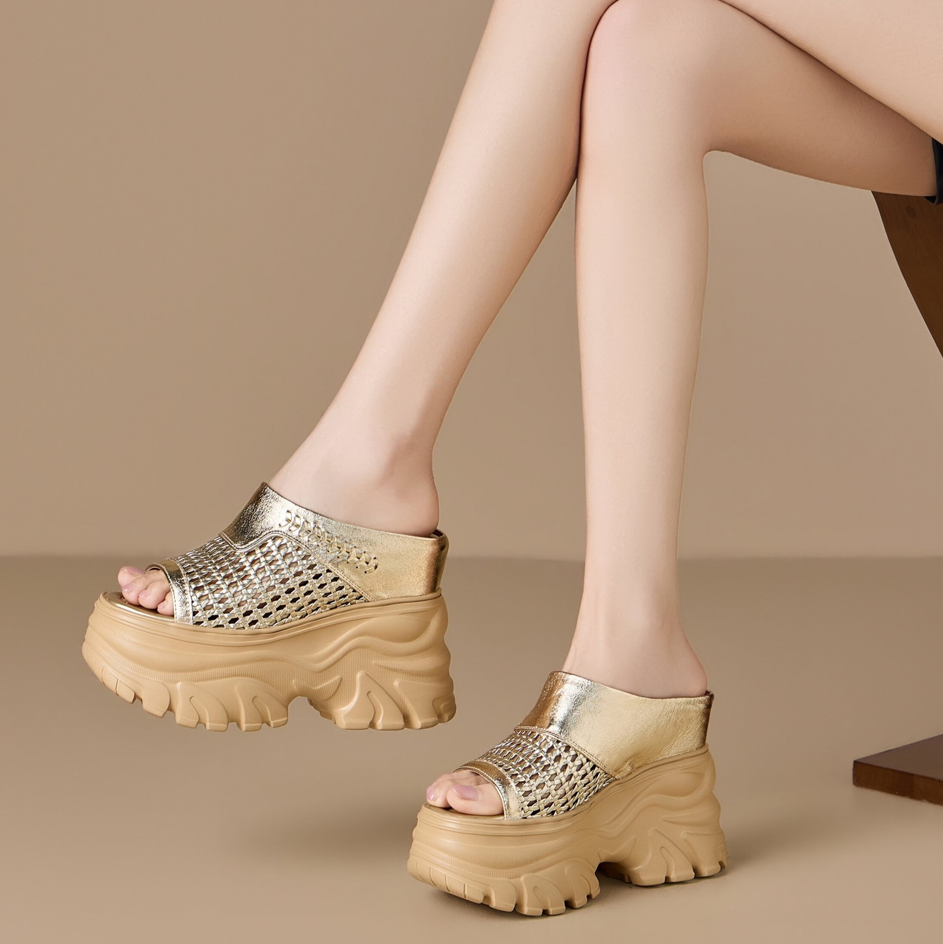 Dép sandal nữ quai chữ V đế bánh mì cao 13cm, chất liệu nhựa dẻo thoáng khí — màu đen, màu trắng ngà, Vàng nhạt, bạc