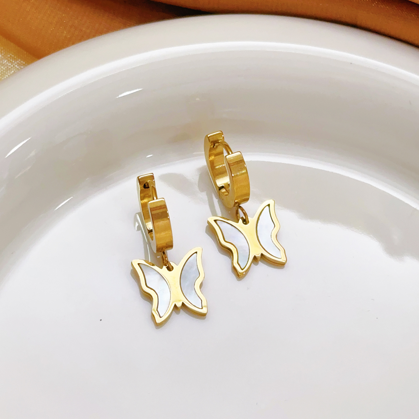 Cadena de cuchillas de venta caliente transfronteriza europea y americana mariposa concha blanca collar retro colgante tejido simple pendientes mujeres moda de lujo ligero