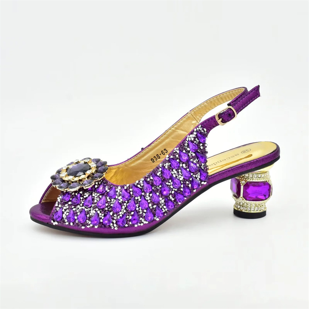 The party is paired with rhinestone round head fish mouth sandals and light hand bag set with large flash diamonds_voghion.com