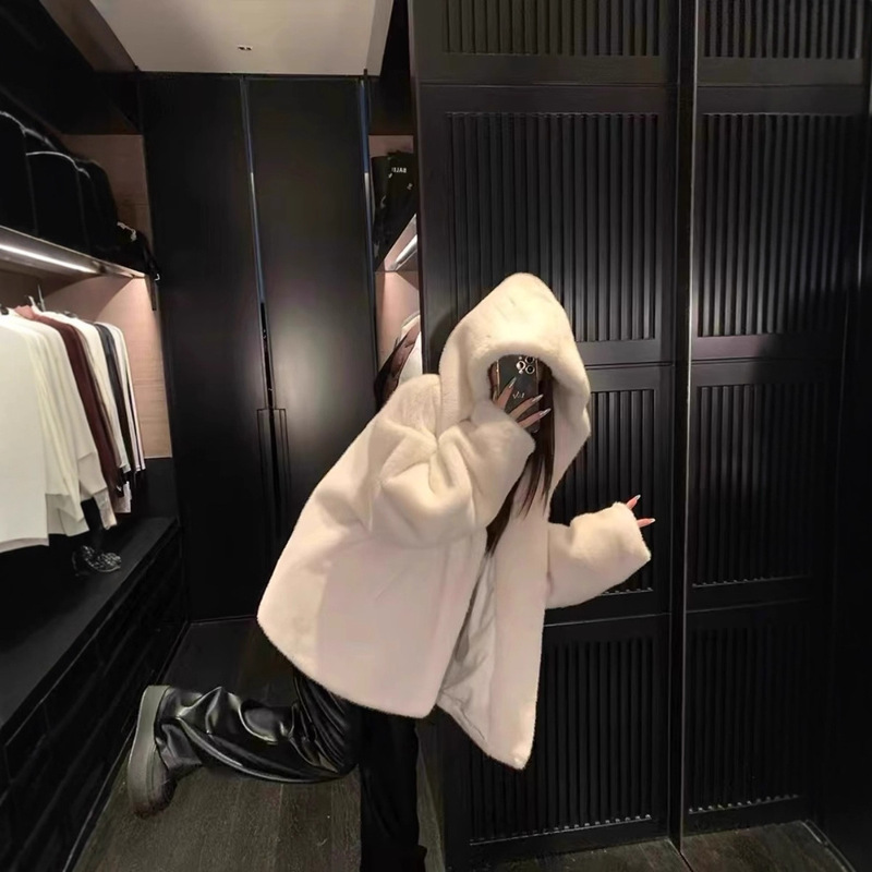 2026 New Style Cream-Colored Swiss Roll Eco-Friendly Faux Fur Women's Winter Lazy Loose Short Hooded Plush Coat