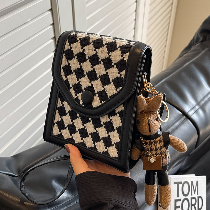 This year's popular bag for women 2023 new fashion Messenger phone bag for women ins French style niche shoulder bag for women
