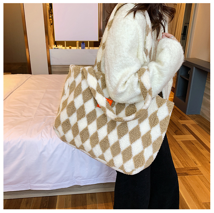 Autumn And Winter Lamb Plush Bag Large Capacity New Fashion Shoulder Bag Commuter Tote Bag display picture 3