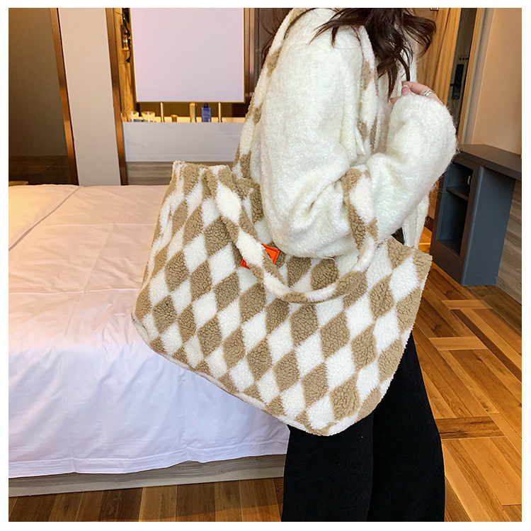 Herbst- Und Winter-lammplüschtasche Mit Großer Kapazität Neue Mode-umhängetasche Pendler-einkaufstasche display picture 3