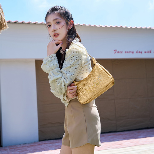2025 New Casual Bright Leather Solid Color Large Capacity Underarm Bag Trendy Fashion Woven Pattern Commute Crescent Shoulder Bag