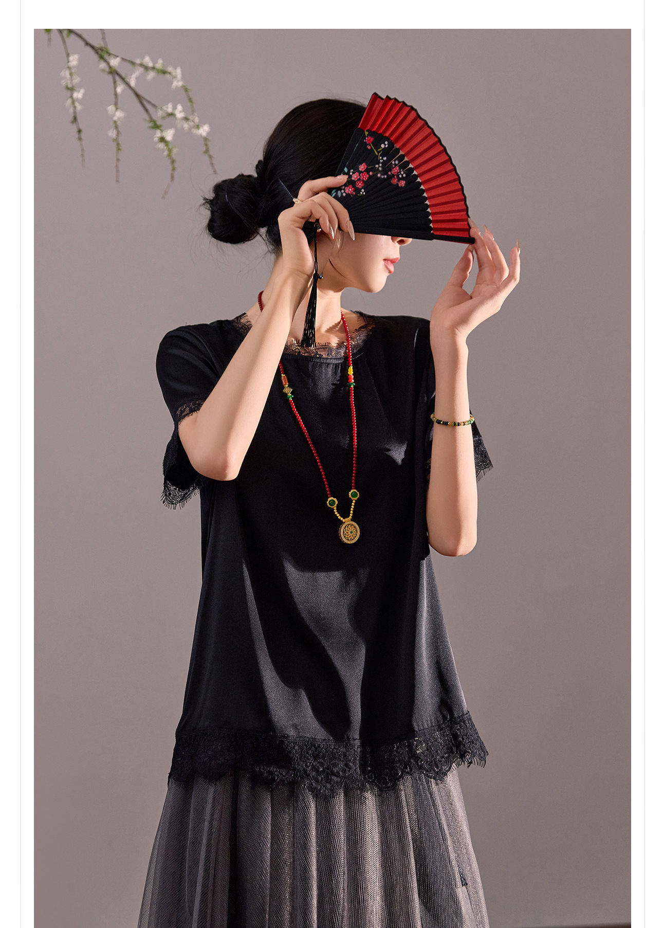 Áo sơ mi nữ tay ngắn cổ tròn chất liệu tơ tằm dâu tằm, thiết kế ren chinoiserie phong cách quốc dân — Màu đen cao cấp, Màu trắng nhạt chi tiết 5