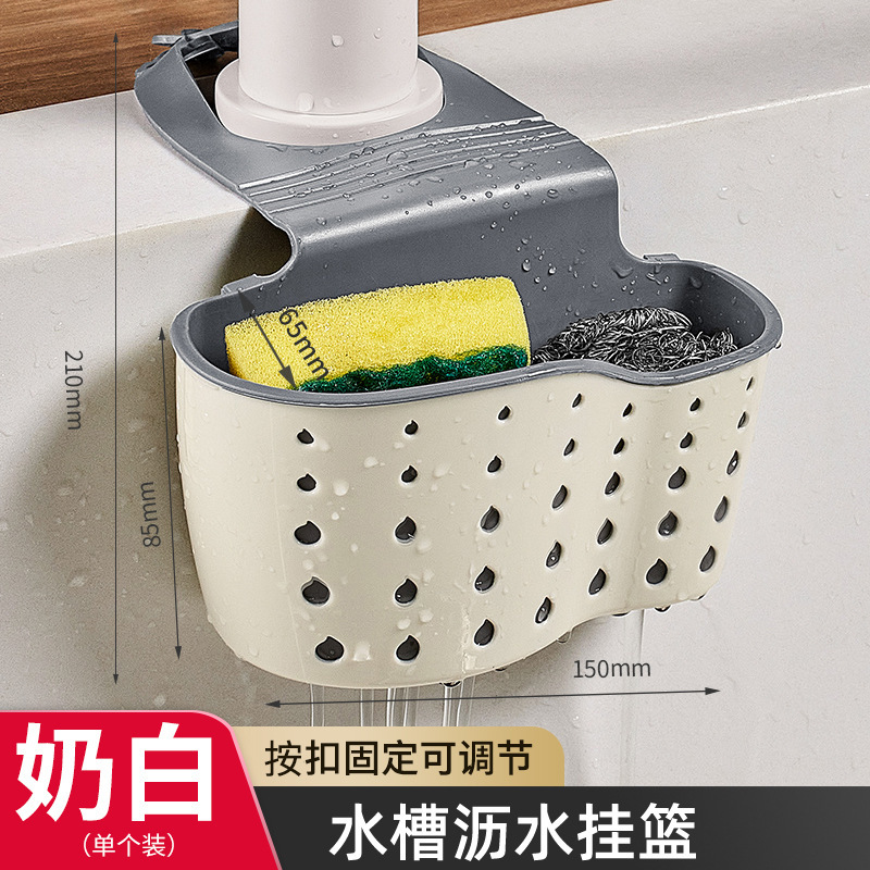 水槽の水たまりの台所の家庭用蛇口の置物棚|undefined