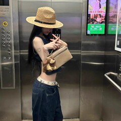 レトロなパナマジャズの帽子の女性の夏2025新型の大きなつばの日よけのリゾート風の海辺の草は帽子を編みます。