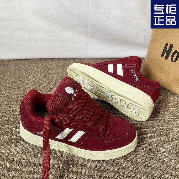 Осенний новый мужской кампус Hong Kong Wind 2024 нишевые винно-красные хлебные туфли Мужская мода мода дикие повседневные туфли