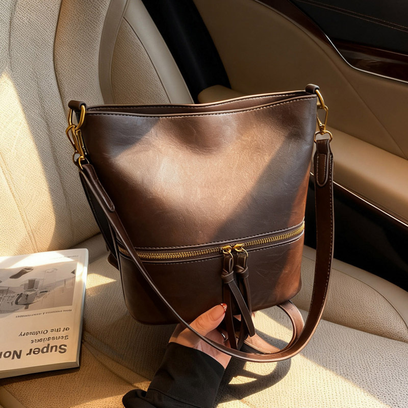 Nicho transfronterizo bolsos retro mujeres otoño y invierno 2025 nuevo estilo universal de viaje de un solo hombro bolso de cubo de alta sensación mochila