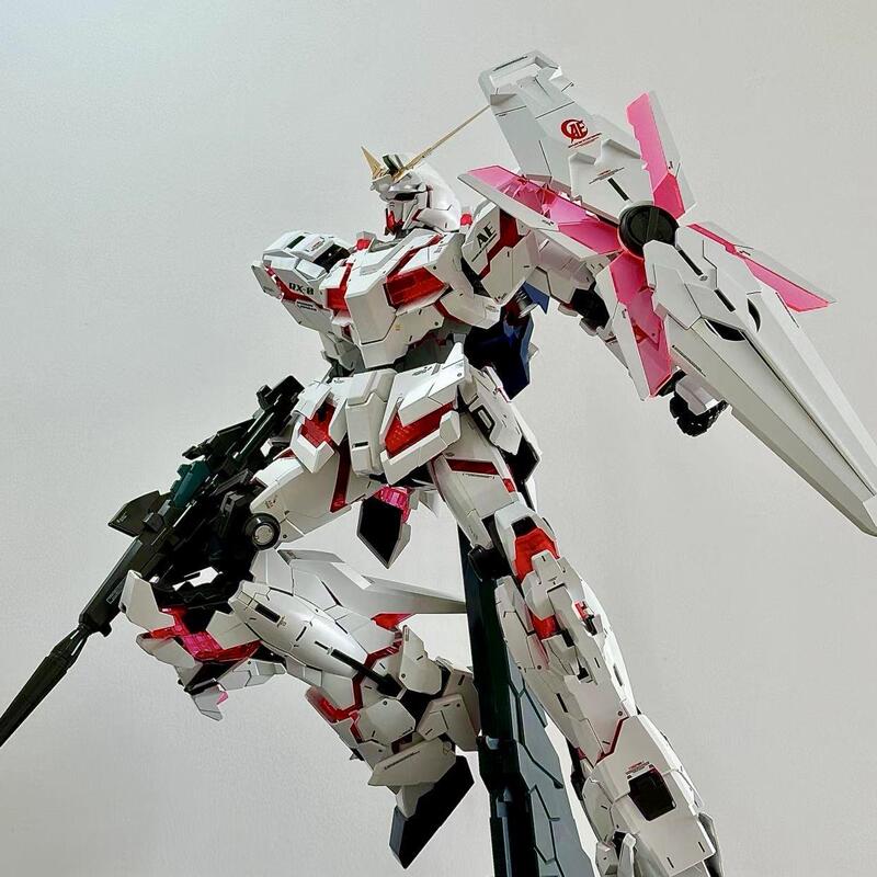 ガンダムのモデルはHGを組み合わせて自由戦士の飛翼MGユニコーンの赤い異端の機甲の手を襲撃しておもちゃを並べます。|undefined