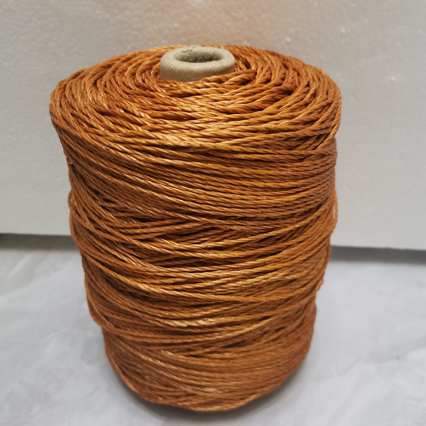 다크 브라운 1.5mm 3 가닥 대형 롤은 길이가 약 600 미터이고 약 2kg 입니다.