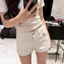 白色牛仔短裤女2026夏季薄款辣妹包臀a字热裤小个子刺绣卷边短裤