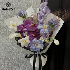 香港と石の質感の紙、花の花束、しわのある質感の包装紙、花材、フラワーショップの花の包装紙、アート紙