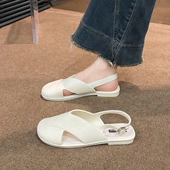 包頭サンダル女性夏外は新型ファッションを着ています。