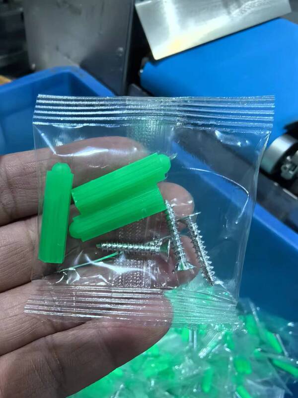 緑色のプラスチック拡張チューブ、ゴム栓、ネジ袋、タッピングネジ、電気製品、浴室家具、壁ネジ、ゴム粒袋|undefined