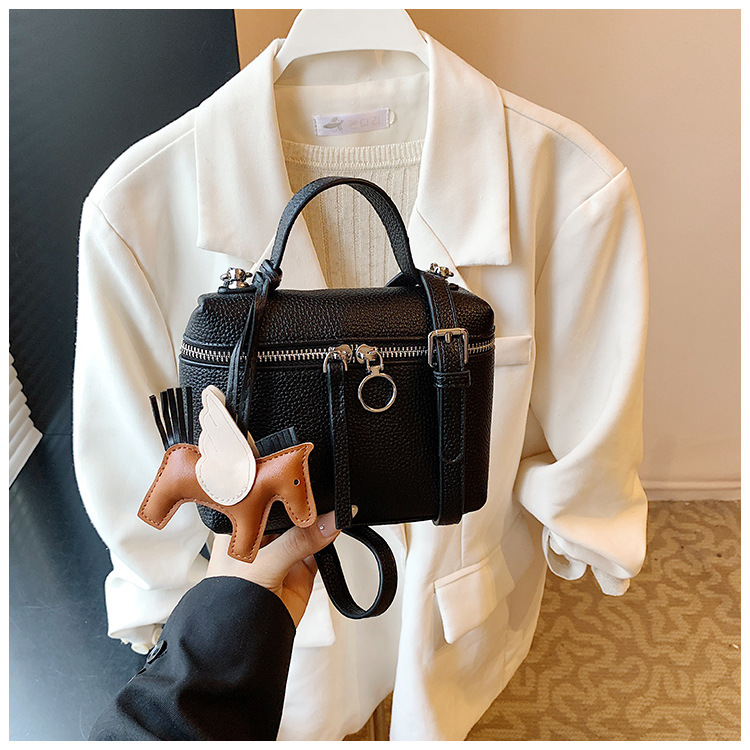 This year's popular simple hand-held small bag for women, the 2025 new women's single-shoulder bag, is elegant and fashionable, a crossbody small bag undefined