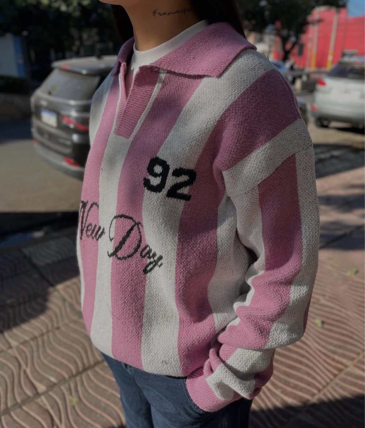 Suéter de punto estilo jersey retro americano con rayas verticales para hombre y mujer, con estampado de letras y cuello tipo polo, Otoño/Invierno 2025.