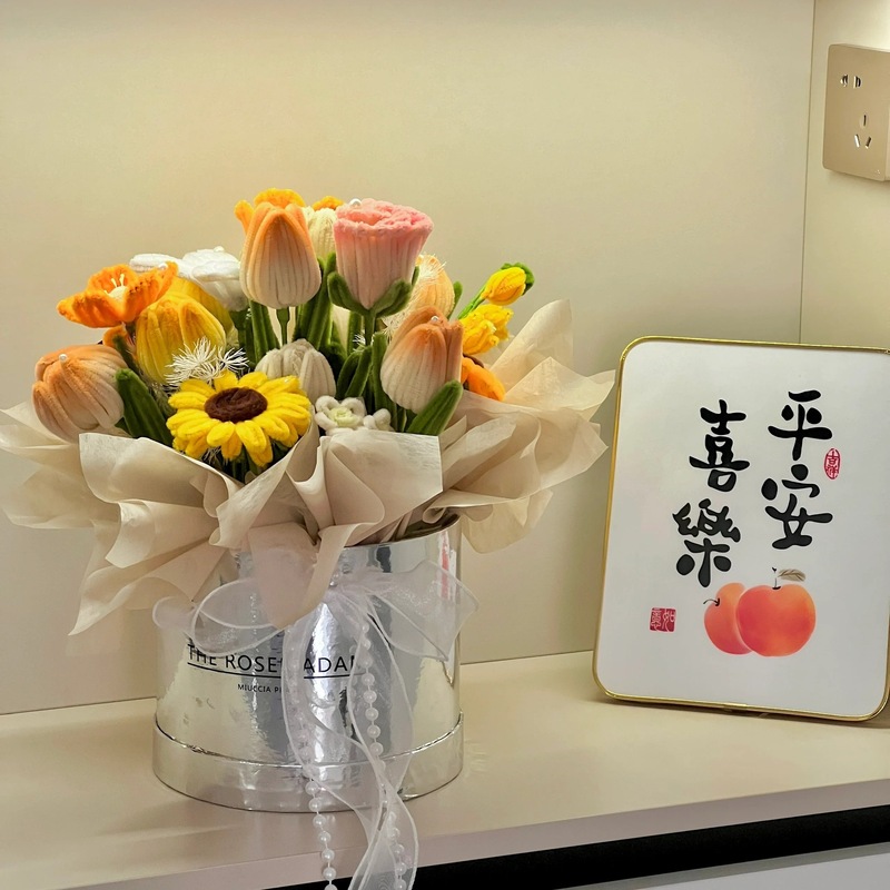 ねじり棒の花束の完成品はバケツを抱いて手作りのdiy材料を包んで自分で完成品のバラを包んで彼女に卸売りします。|undefined
