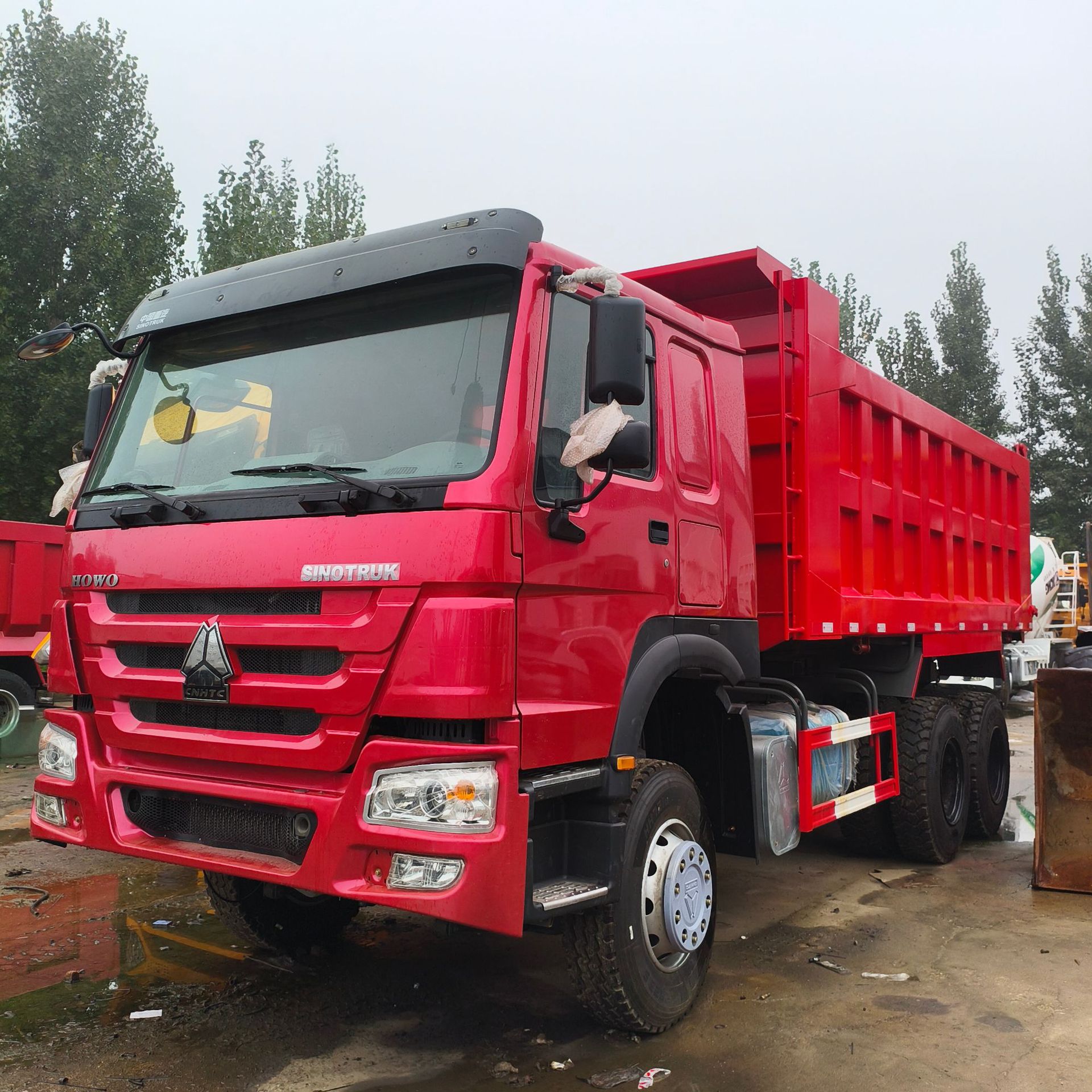 Exporting Howo 350-Horsepower Cement Tanker, Large 12-Cubic-Meter and 14-Cubic-Meter Cement Tanker