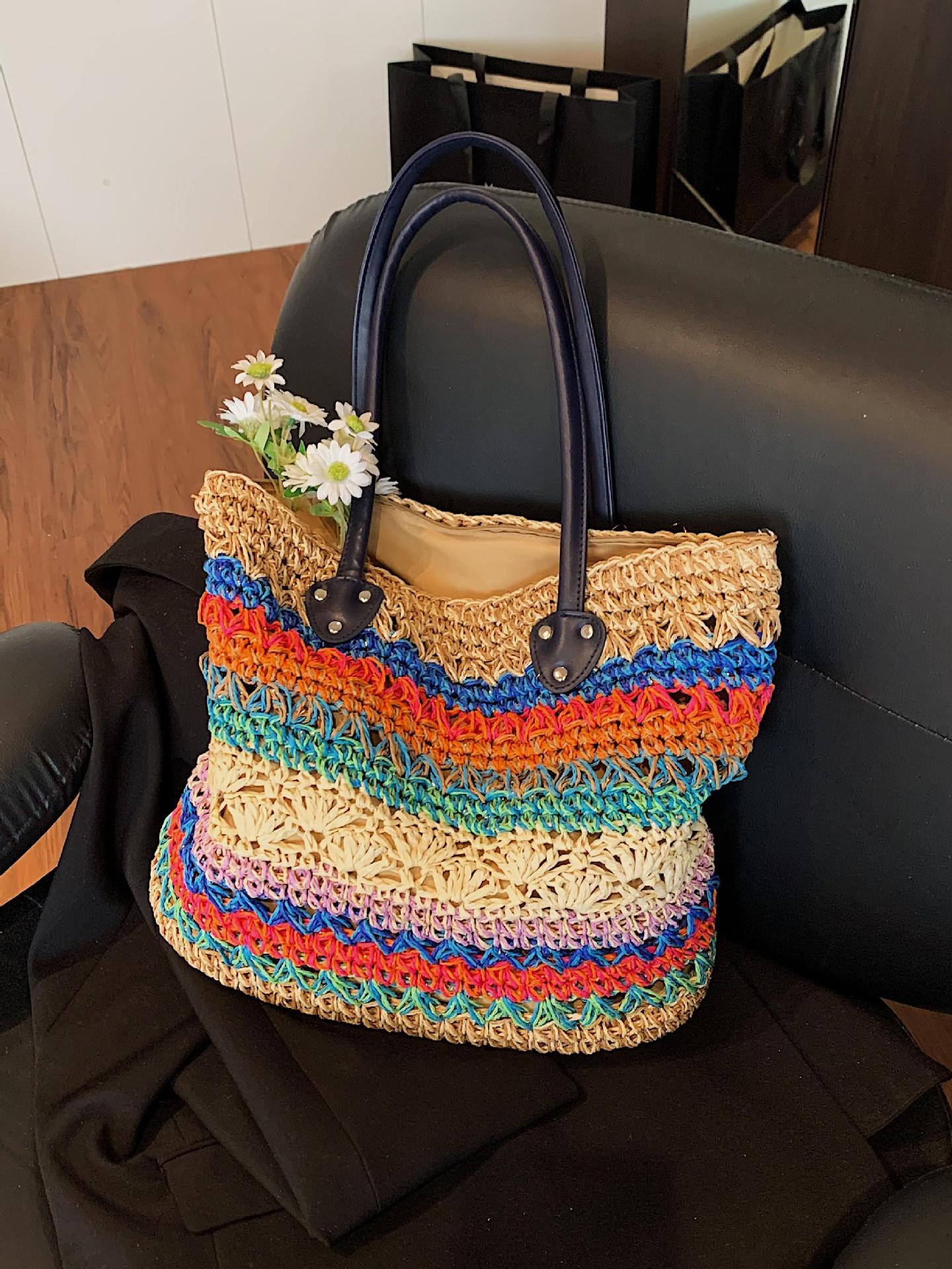 Bolso tejido de arco iris de color de contraste popular de verano femenino 2025 nueva moda estilo étnico bolso tejido de paja gran capacidad sentido de alta gama