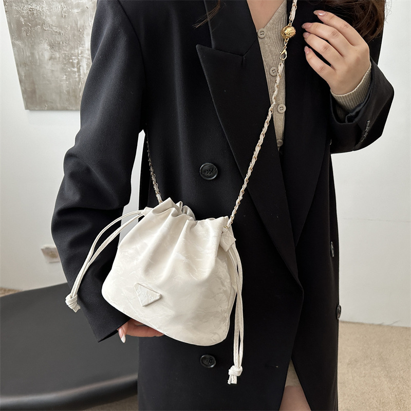 2024 bolsos populares retro bolsos de mujer nueva cadena casual bolsos de mochila de moda cuero suave bolsos de cubo de mujer gran capacidad