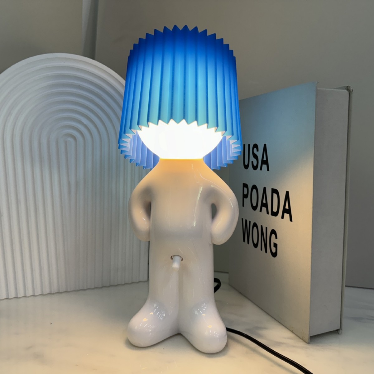 Mayorista nuevo niño creativo un poco tímido sentimiento lámpara de escritorio pequeña luz de noche traviesas para dar un regalo lindo