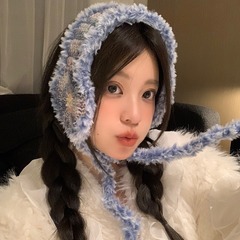 ニットの毛糸の耳カバーの女性は冬の毛がふわふわしています。耳カバーを厚くして保温しています。