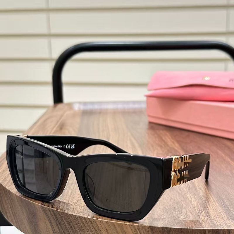 MIU SMU09W ゴールドロゴサングラス 郭彩潔同型 大きな顔を細く見せるサングラス ゴールドロゴ レオパード柄|undefined