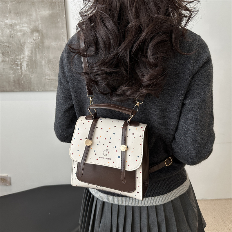 Mochila de hombro de damas de alto valor, invierno 2024 nuevo estilo versátil bolso de viaje, bolso cuadrado de alta calidad