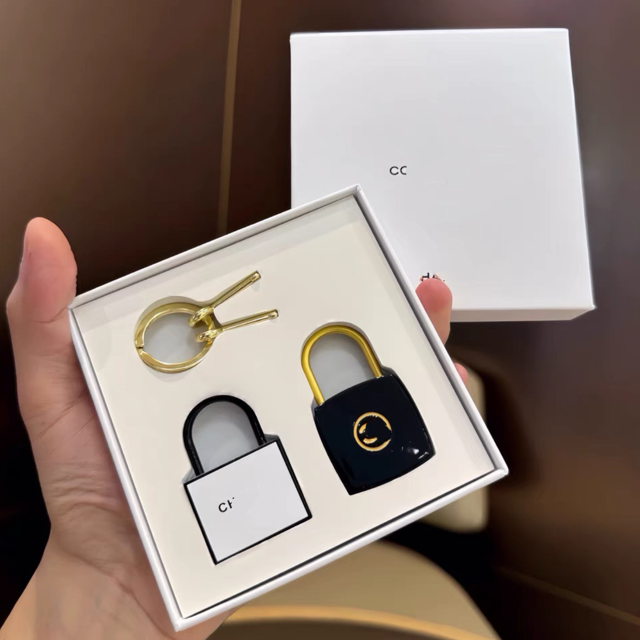Xiaoxiang offers gift sets in stock for Valentine's Day, featuring a black and white metal box, a delicate and practical pendant, and a trendy decorative piece