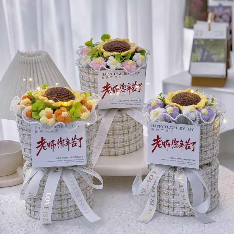卒業シーズンのニットの毛糸のバラの花束の中で大学入試は卒業を祝福します。|undefined