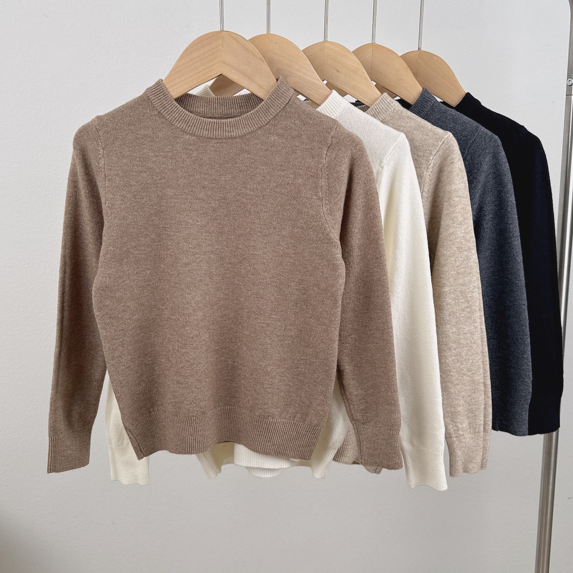 Otoño y invierno nuevo suéter infantil de cuello redondo de punto base suave pegajoso suéter de lana de aire extranjero con chaqueta para bebé