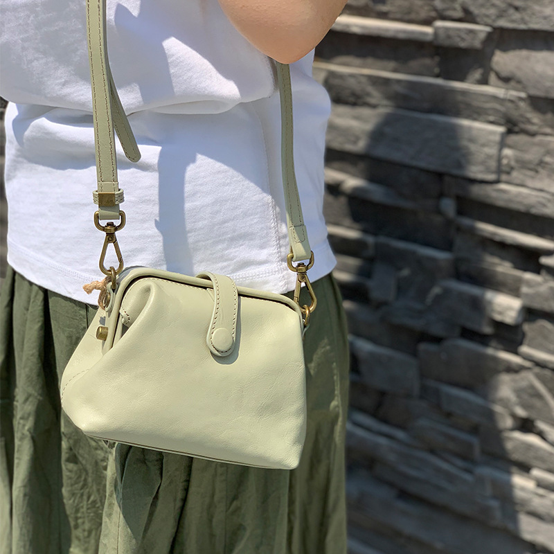 Wholesale New Women's Crossbody Bag Genuine Leather Casual Commuter Doctor Bag Large Capacity Vintage Shoulder Bag Vegetable Tanned Leather - Thumbnail 2