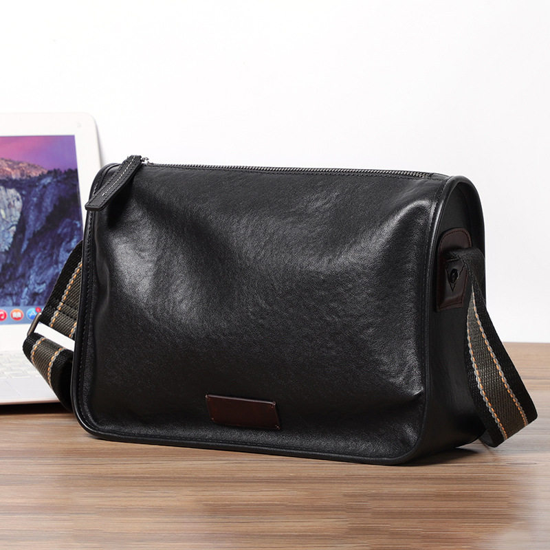Túi đeo chéo nam da bò kiểu retro 29×11×17 cm — Màu đen da thực vật, Da cầm tay màu đen