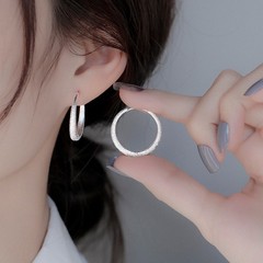 波がきらきらと輝くイヤリングの円はシンプルで雰囲気が明るくて豪華で高級感があります。