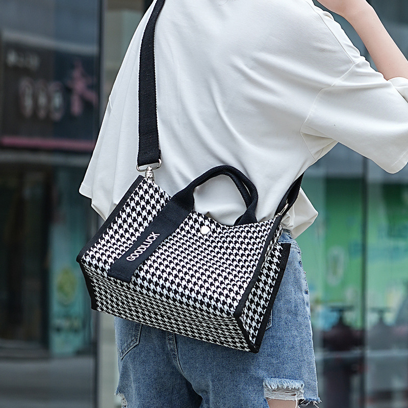 Fabricante qianbird GRID bullicioso sueño zebra bolso portátil de gran capacidad con la versión coreana del bolso de mujer INS bolso de mujer