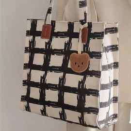 2022春季上新感几何图案大容量单肩斜跨学院风帆布托特电昌震