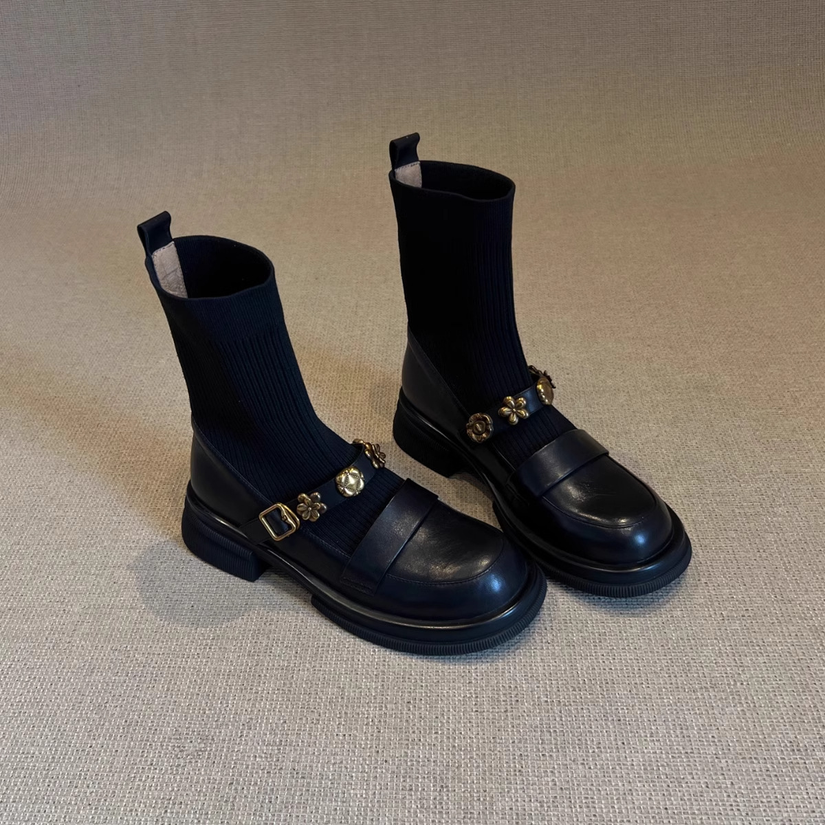 Stivaletti in maglia elasticizzata con tacco grosso – Stivaletti retrò da infilare con cinturino con fibbia e plateau spesso per donna_voghion.com