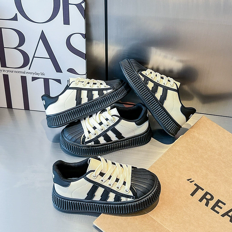 Кроссовки для мальчиков, весна-лето, новинка 2024 года, нескользящая повседневная обувь с ракушкой, универсальная черно-белая детская обувь на шнуровке