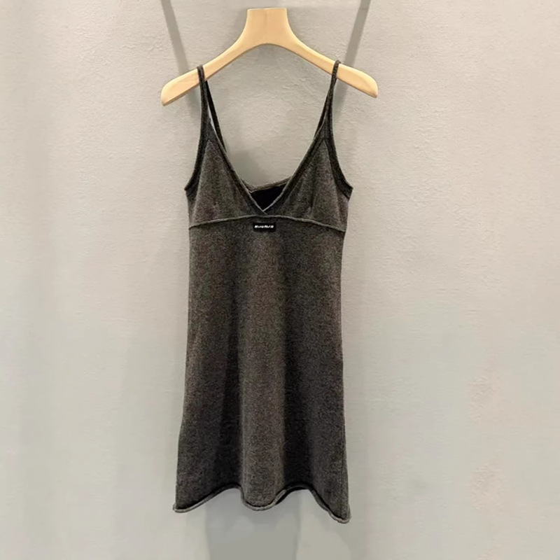 High-End Cashmere Miu-Style Deep V-Neck Strapless Waist-Cinching Dress, Sleeveless V-Neck Sweater for Women High-End Cashmere Miu-Style Deep V-Neck Strapless Waist-Cinching Dress, Sleeveless V-Neck Sweater for Women