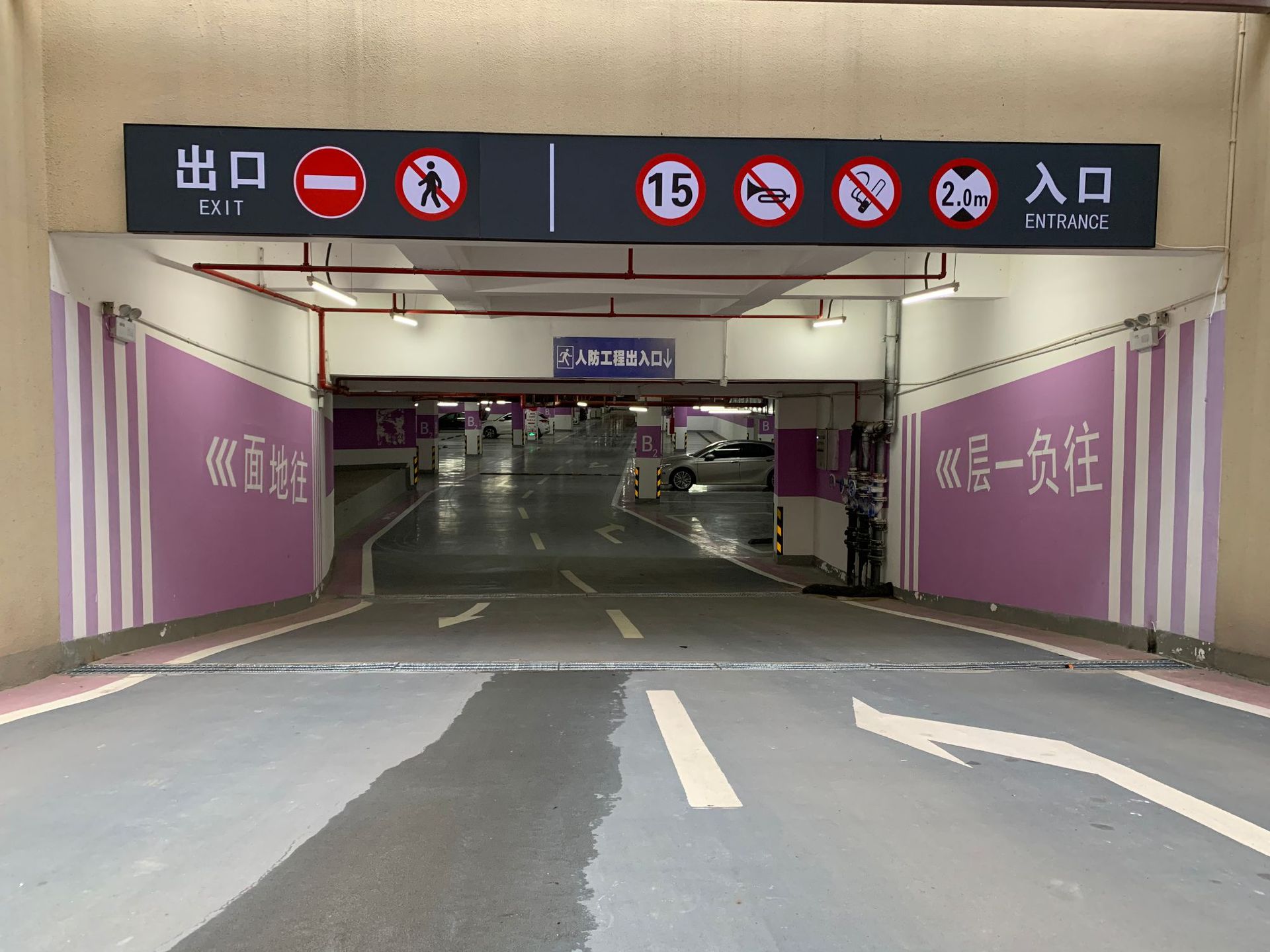 医院商场地下车库地铁交通吊牌LED发光指引牌导视灯箱镂空铝材UV