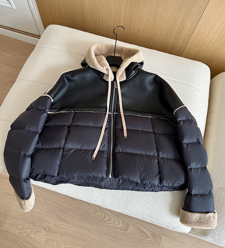 Europees klein donsjack voor dames korte stijl stiksels contrasterende kleur pu leer licht luxe high-end losse trui 2024 nieuwe winter_voghion.com